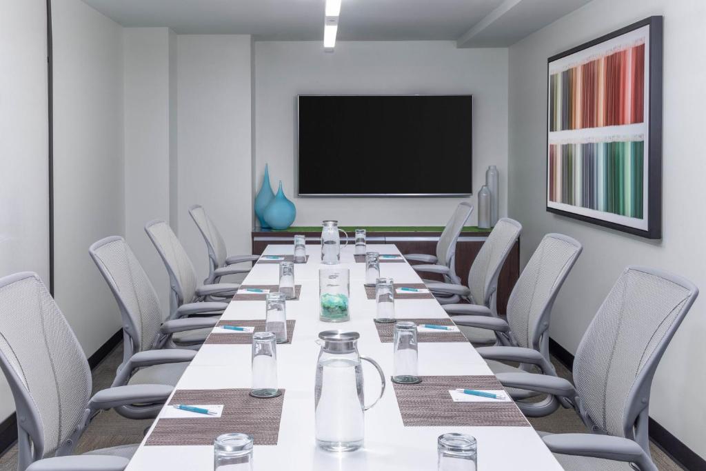 uma sala de conferências com uma mesa longa e cadeiras em Element Times Square West em Nova Iorque