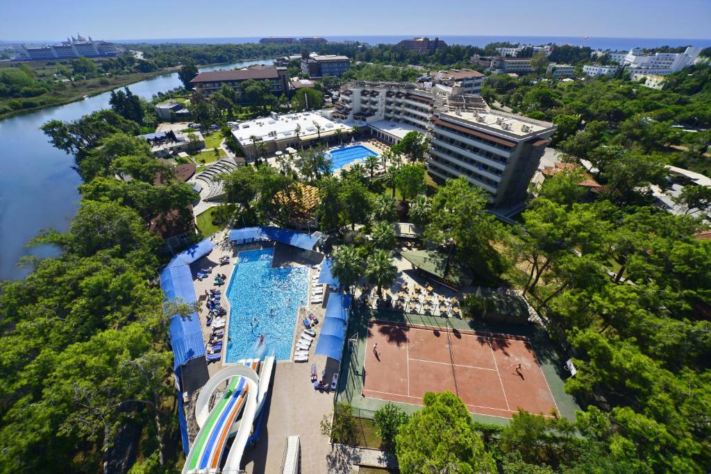 シダにあるLinda Resort Hotelのリゾートのスイミングプールのオーバーヘッドビュー
