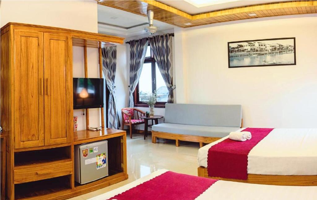 Giường trong phòng chung tại Riverside Plum Garden Villa