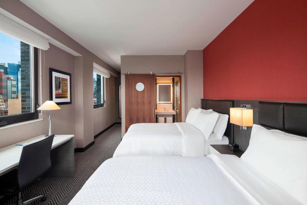Postel nebo postele na pokoji v ubytování Four Points by Sheraton Manhattan Midtown West