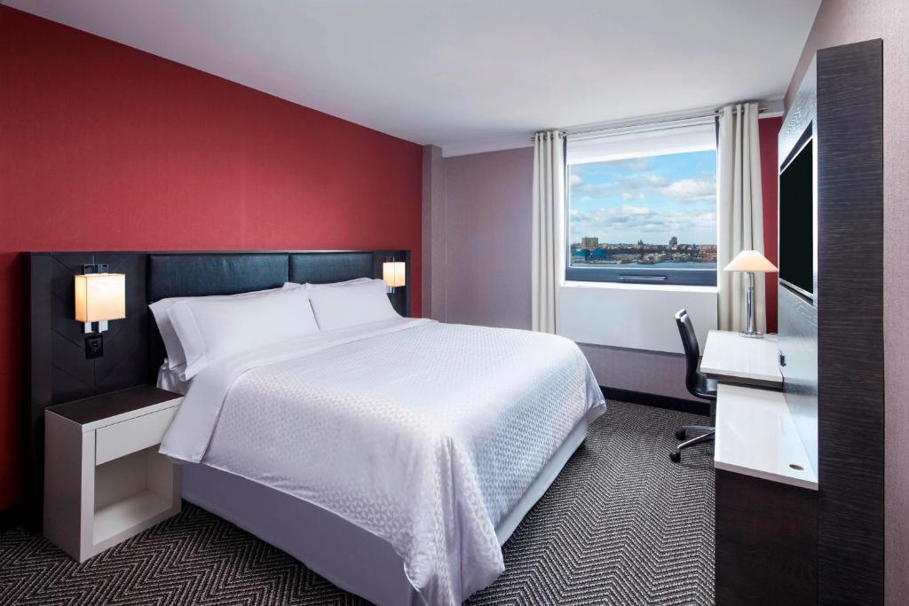 Postel nebo postele na pokoji v ubytování Four Points by Sheraton Manhattan Midtown West