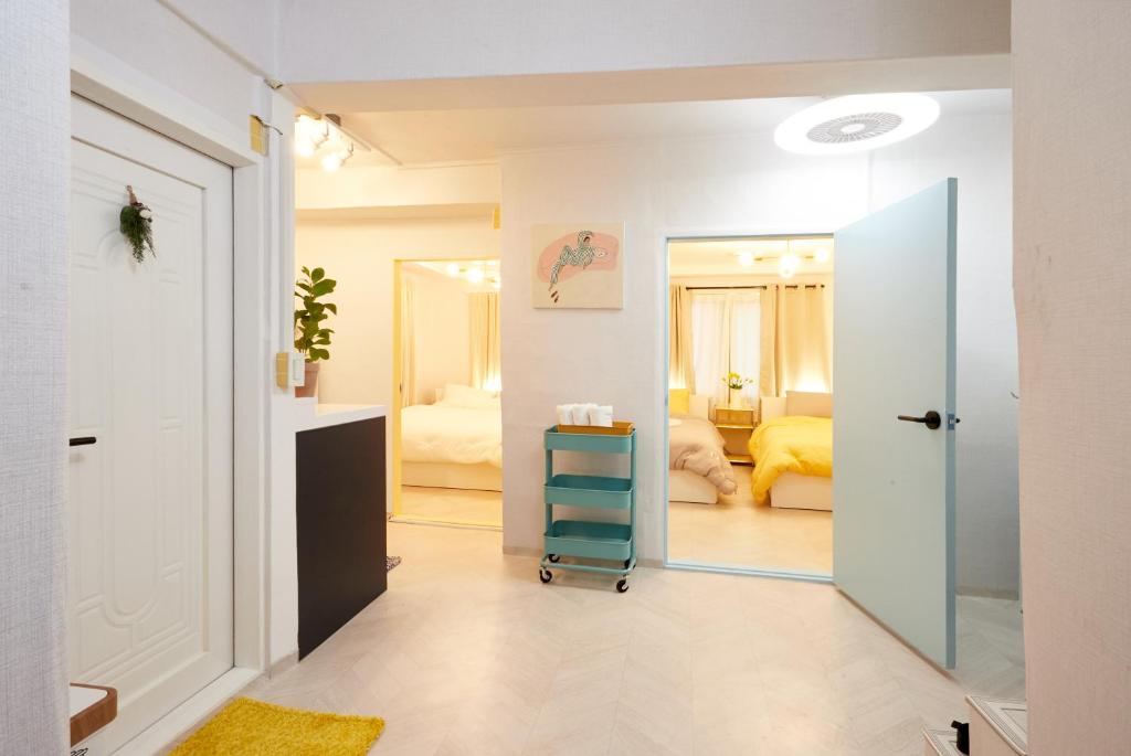 Postel nebo postele na pokoji v ubytování ZERO WATER STAY During the open event Hongdae 10 minutes Hapjeong 10 minutes Gongdeok Airport Railroad 5 minutes Gyeongui Line Forest Road 1 minutes