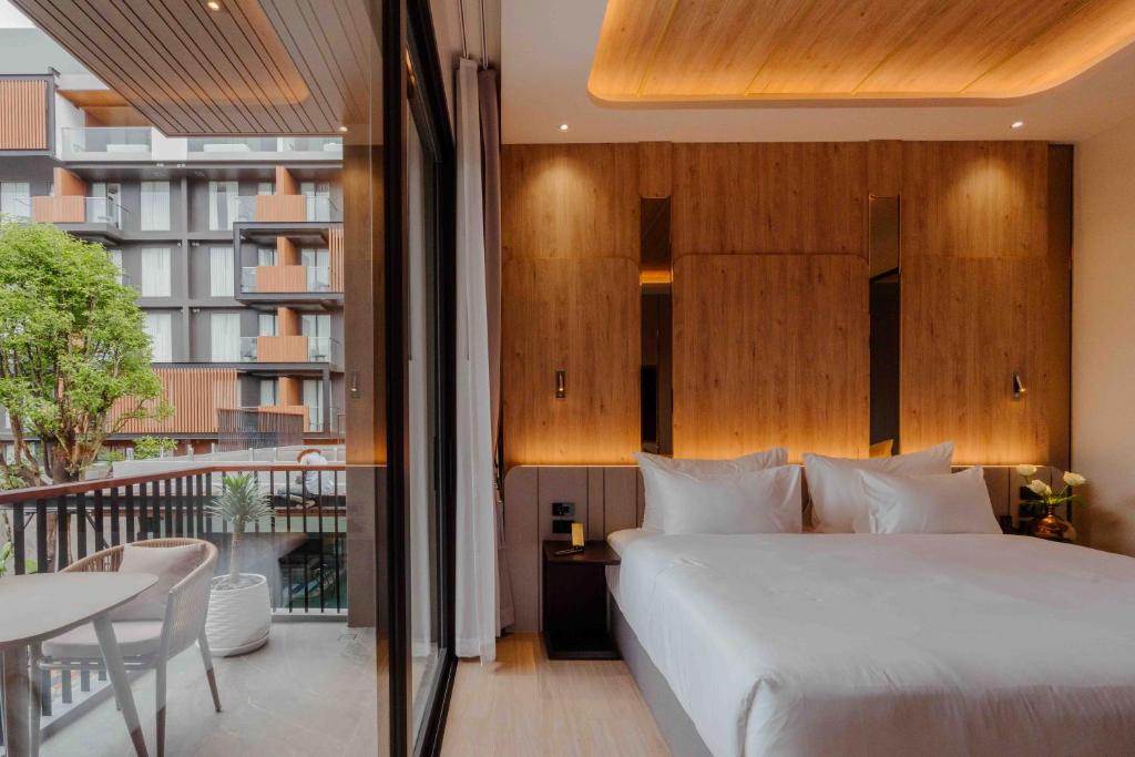 
Upper Room with Pool View
