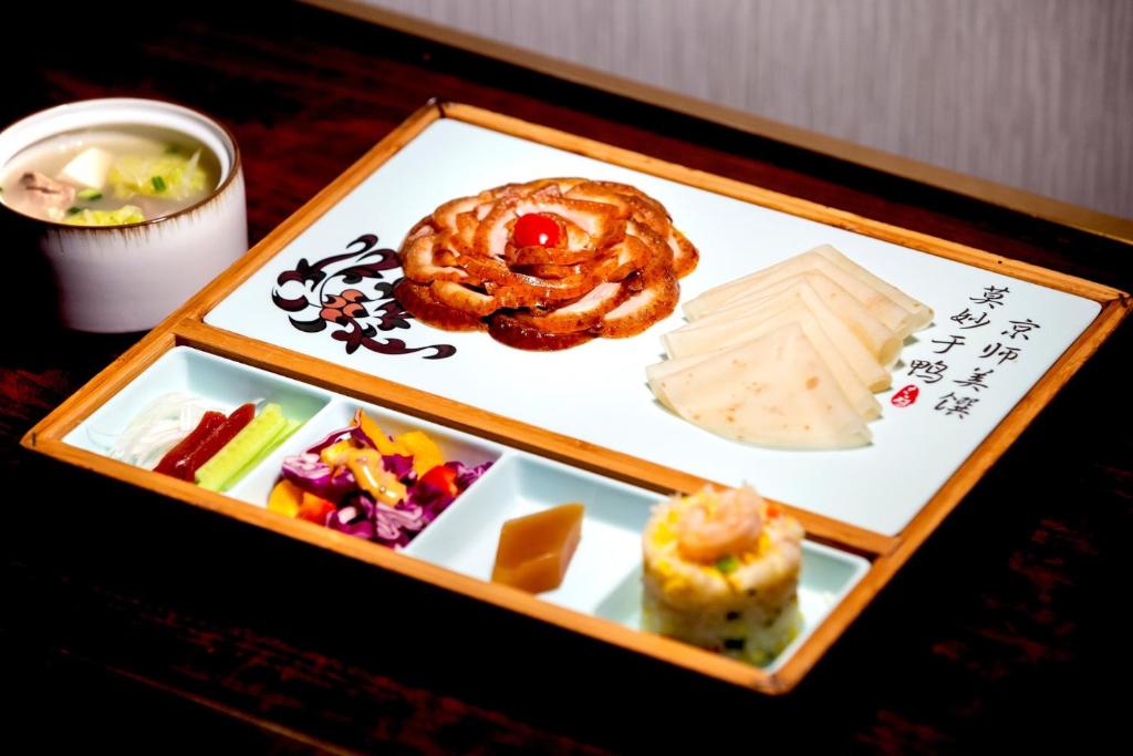 ホテルの敷地内または近くでの食事または食べ物