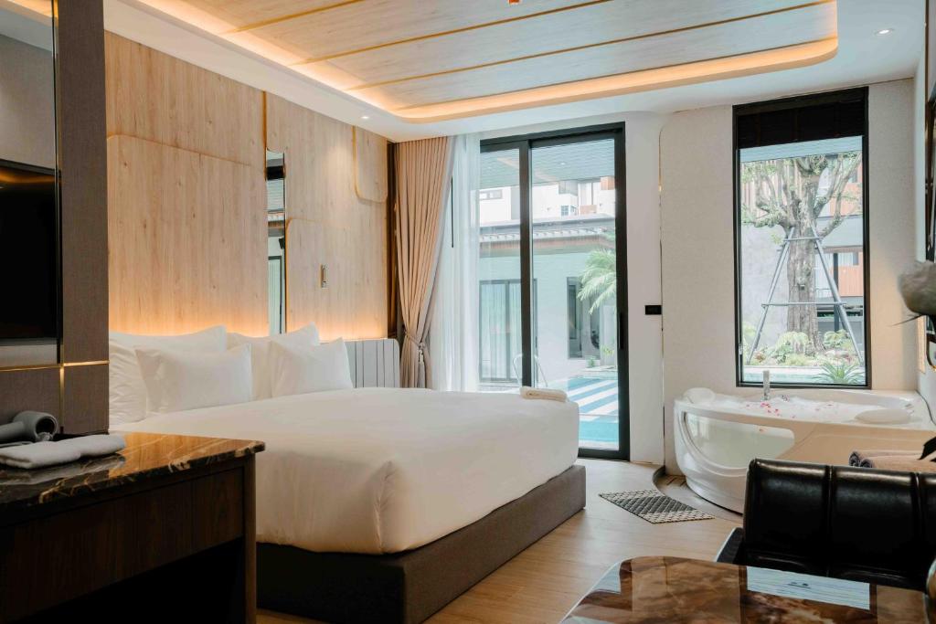 
Sunken Pool Access with Jacuzzi
