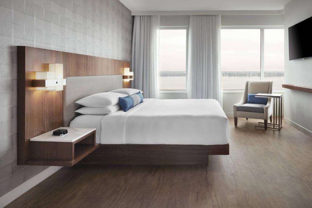 Postel nebo postele na pokoji v ubytování Delta Hotels by Marriott Trois Rivieres Conference Centre