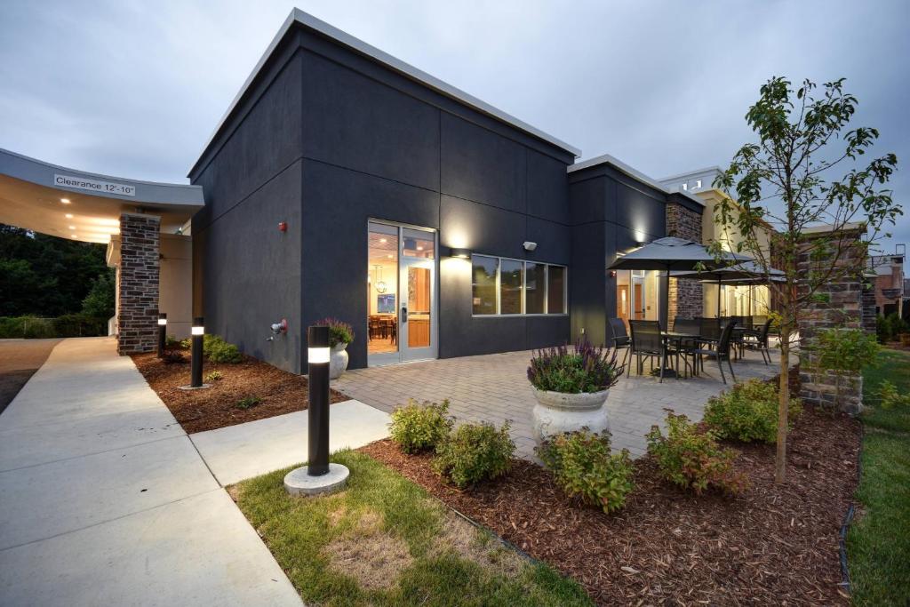 Fairfield Inn & Suites by Marriott Milwaukee North photo