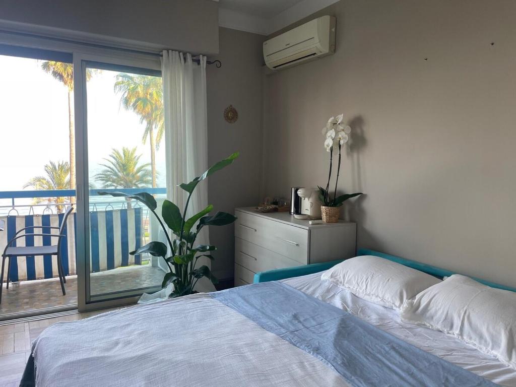 En eller flere senge i et værelse på Nice Promenade des Anglais Your Seafront Flat