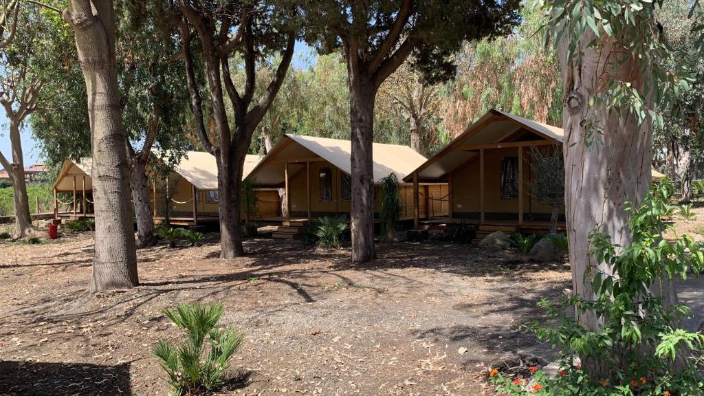 Aed väljaspool majutusasutust Il Pampaleone Glamping and Resort