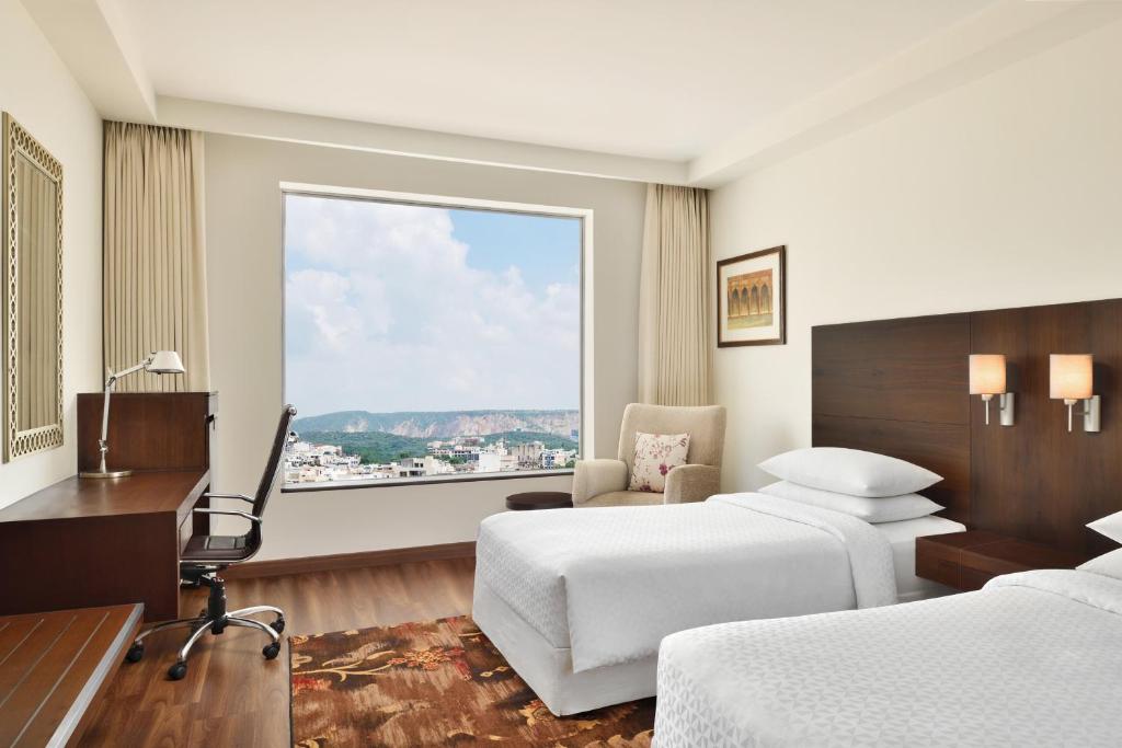 Postel nebo postele na pokoji v ubytování Four Points by Sheraton Jaipur, City Square