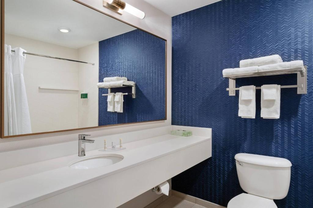 Un baño de Fairfield Inn Scranton