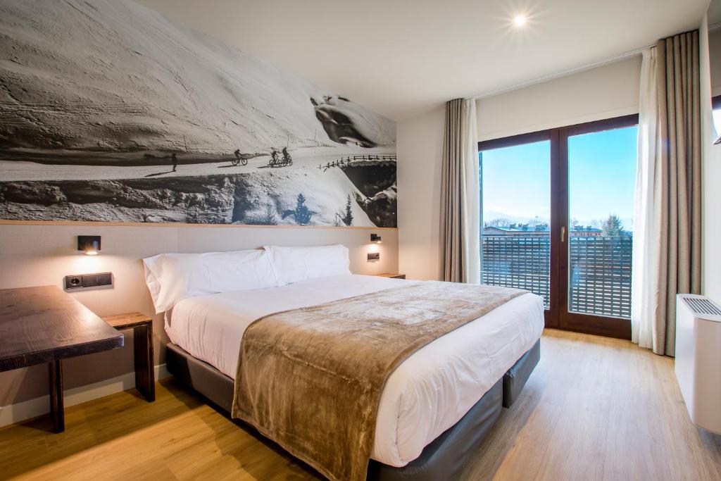 Postel nebo postele na pokoji v ubytování Hotel Llivia