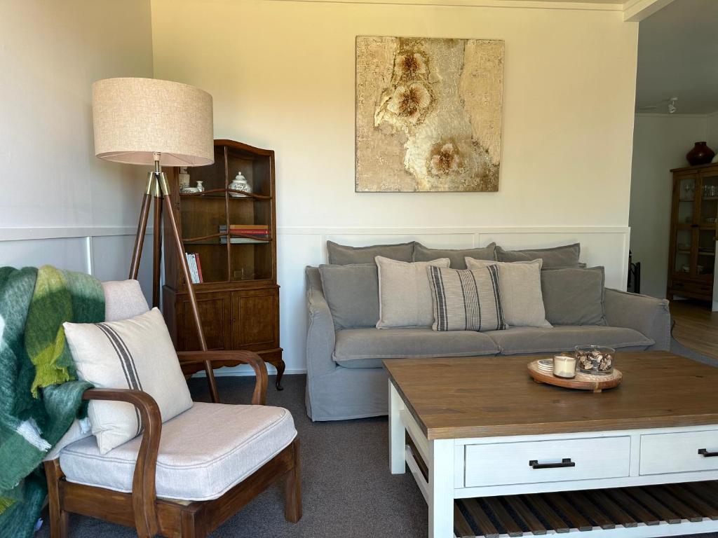 Posezení v ubytování The Quails Nest Cottage