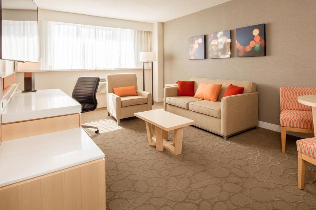 Posezení v ubytování Delta Hotels by Marriott Beausejour