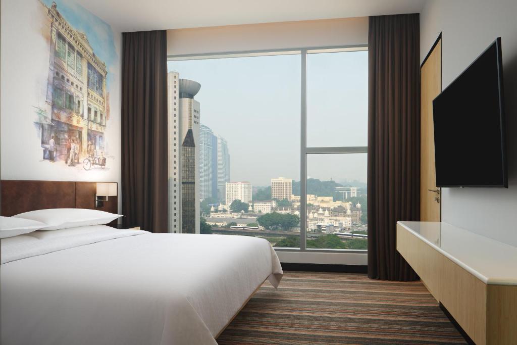 Postel nebo postele na pokoji v ubytování Four Points by Sheraton Kuala Lumpur, Chinatown