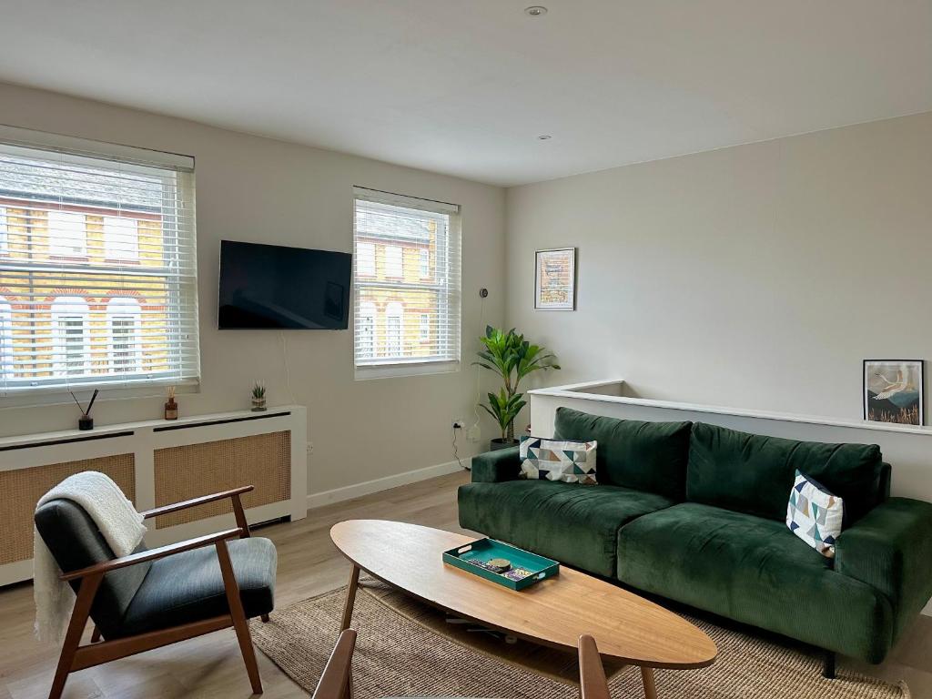 TV a/nebo společenská místnost v ubytování Sienna's 2 - bedroom apartment, London, N1.