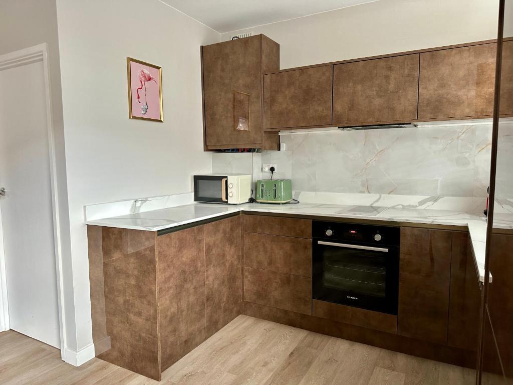 Kuchyň nebo kuchyňský kout v ubytování Sienna's 2 - bedroom apartment, London, N1.