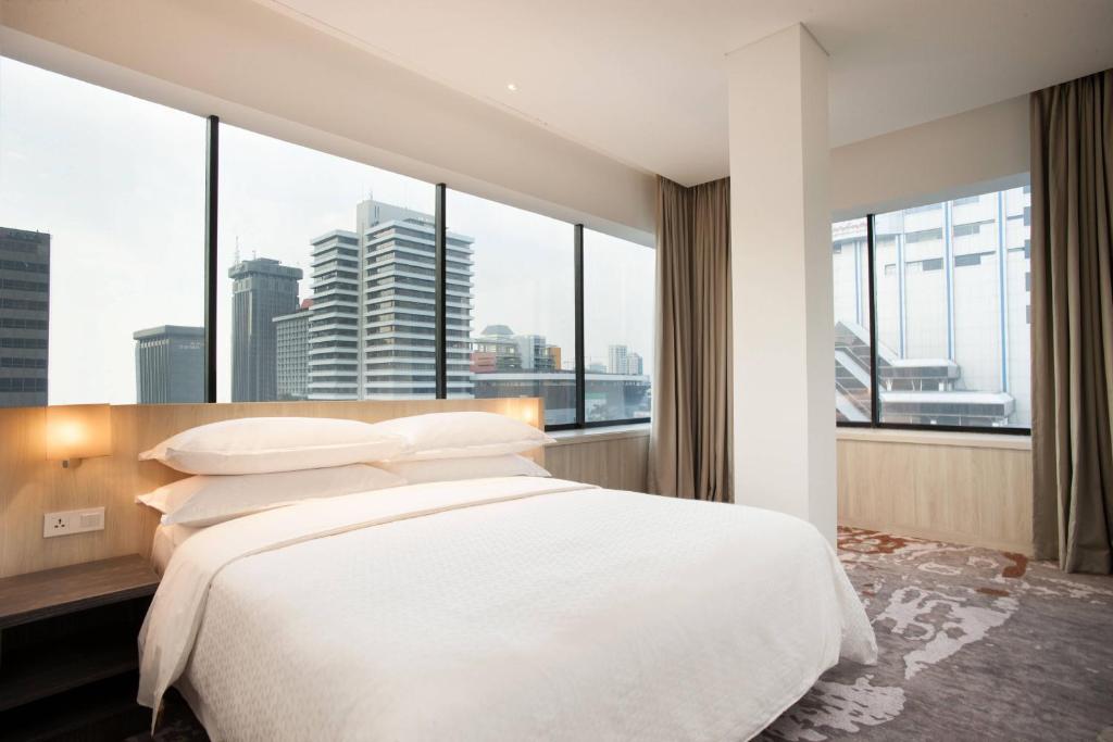 Postel nebo postele na pokoji v ubytování Four Points by Sheraton Jakarta Thamrin