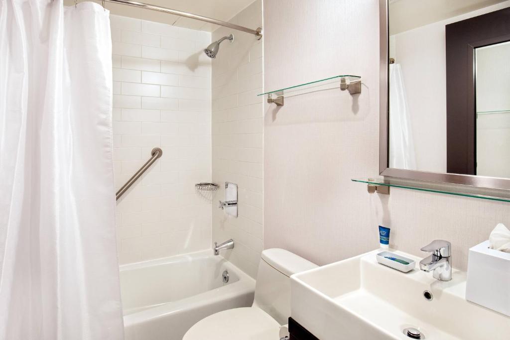 Koupelna v ubytování Four Points by Sheraton Midtown - Times Square