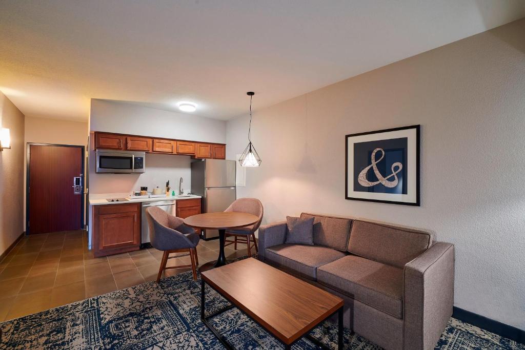 Four Points by Sheraton Cleveland-Eastlake photo