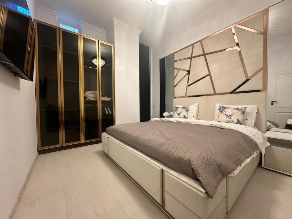 Postel nebo postele na pokoji v ubytování Glamorous One