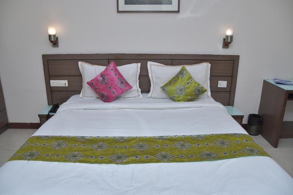 Postel nebo postele na pokoji v ubytování Amman Hotel Agra