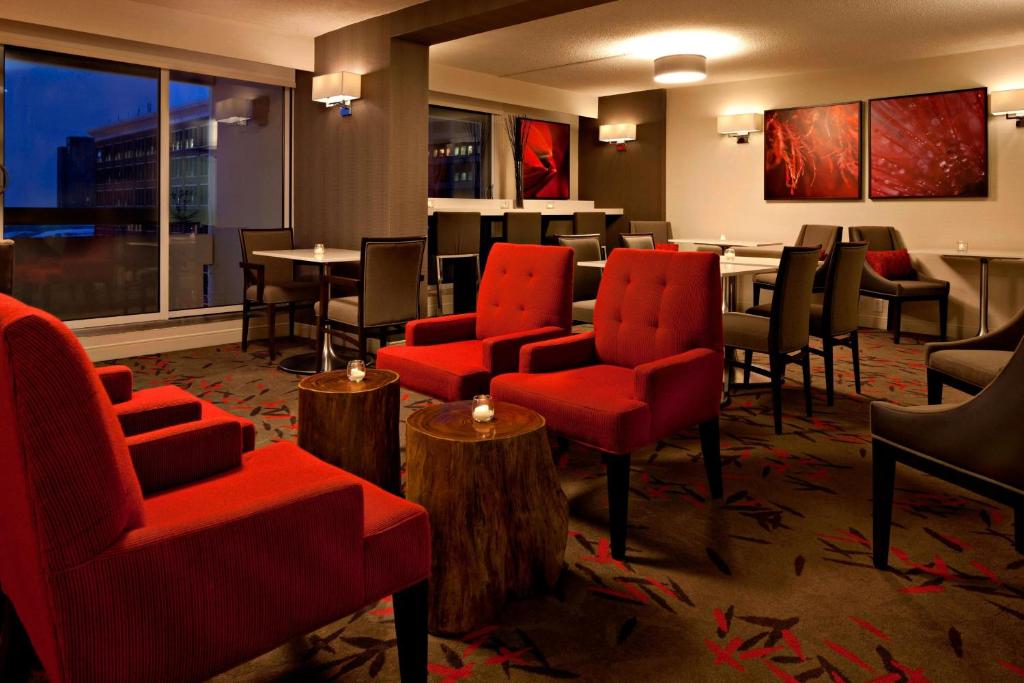 Posezení v ubytování Delta Hotels by Marriott Winnipeg