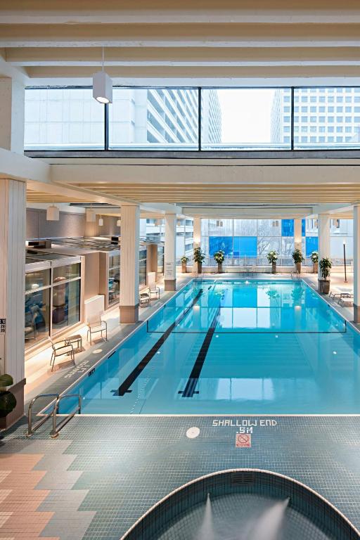 Bazén v ubytování Delta Hotels by Marriott Winnipeg nebo v jeho okolí