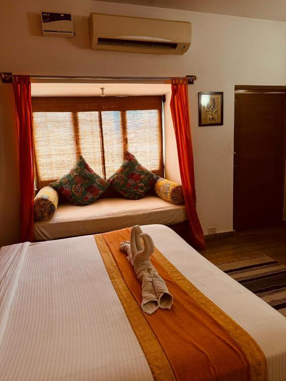 Postel nebo postele na pokoji v ubytování Hotel Jaisan Haveli