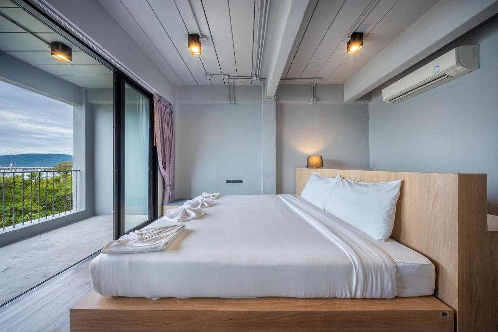 Postel nebo postele na pokoji v ubytování SHIN Arch39 Phuket Beach Front - SHA Plus