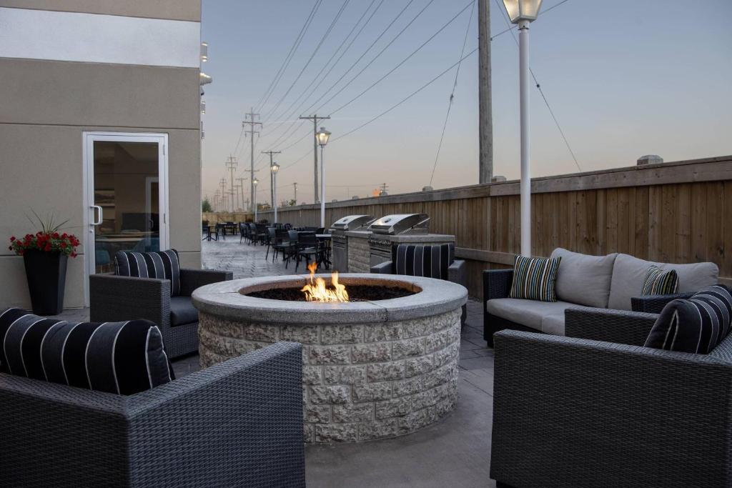 Posezení v ubytování Fairfield Inn & Suites by Marriott Winnipeg
