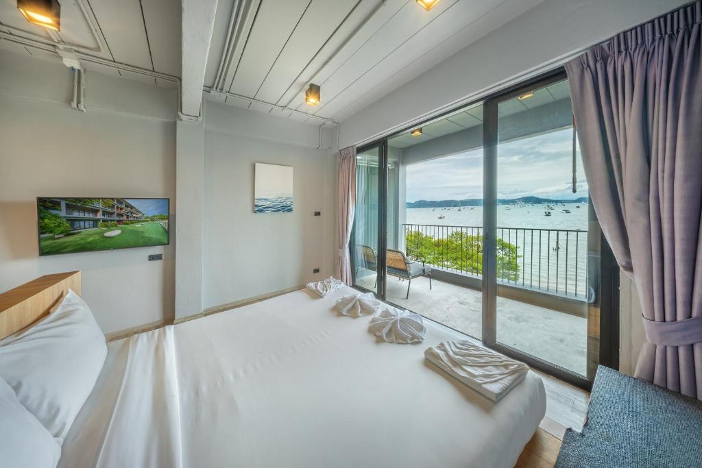 Postel nebo postele na pokoji v ubytování SHIN Arch39 Phuket Beach Front - SHA Plus