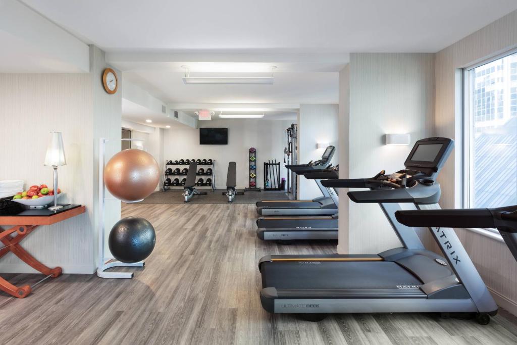 Fitness centrum a/nebo fitness zařízení v ubytování Delta Hotels by Marriott Vancouver Downtown Suites