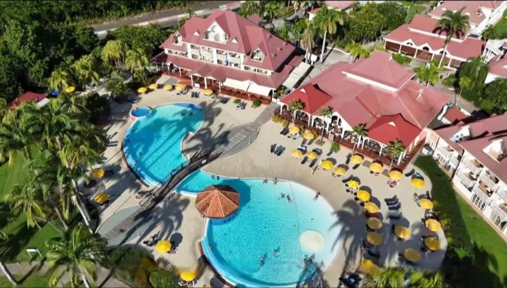 Bazén v ubytování TI OASIS Dominica - Pierre et Vacances - Piscine et Plage - 1 chambre 1 salon nebo v jeho okolí