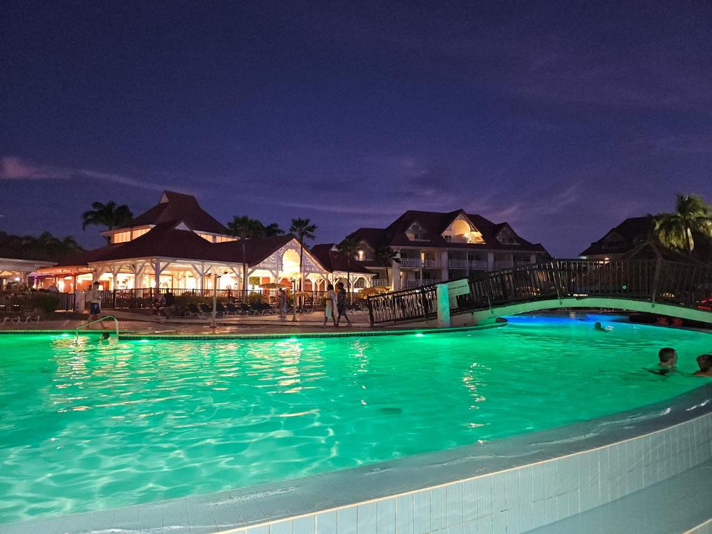 Bazén v ubytování TI OASIS Dominica - Pierre et Vacances - Piscine et Plage - 1 chambre 1 salon nebo v jeho okolí