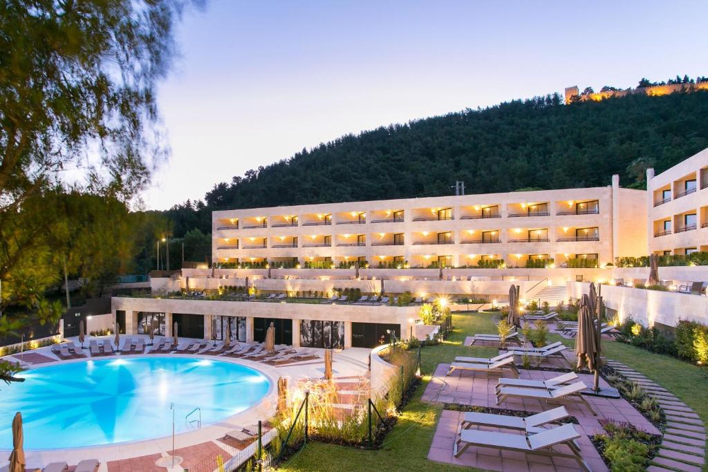 een hotel met een groot zwembad en een gebouw bij Four Points by Sheraton Sesimbra in Sesimbra