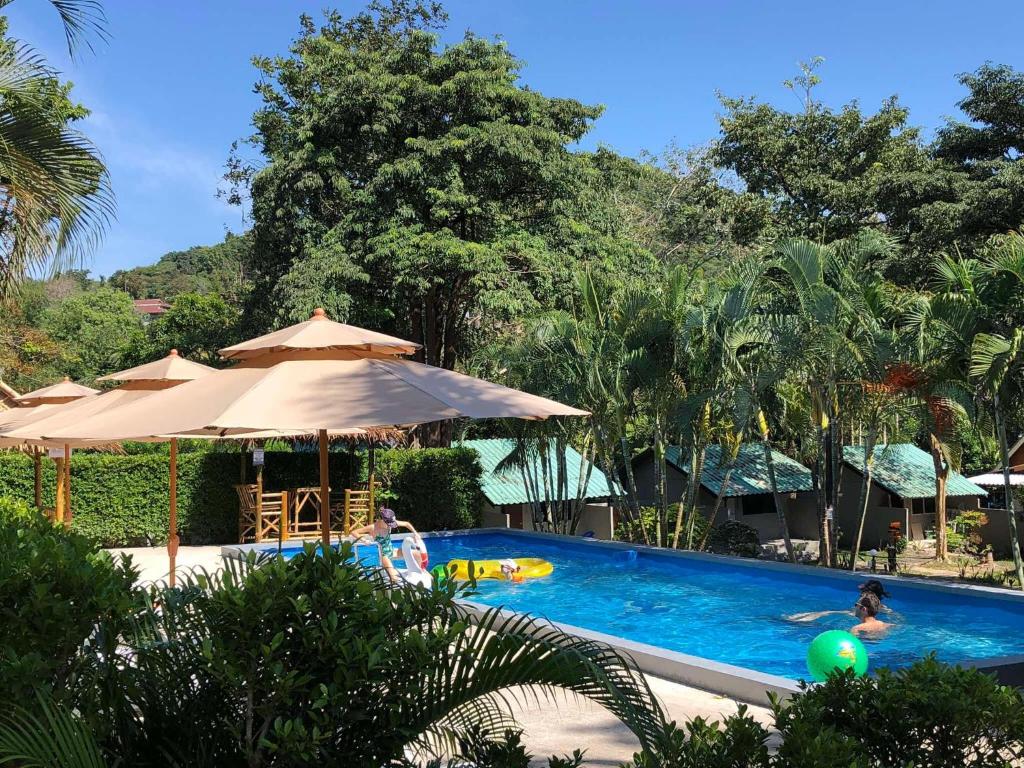 Πισίνα στο ή κοντά στο Siam Flora Resort Koh Lanta