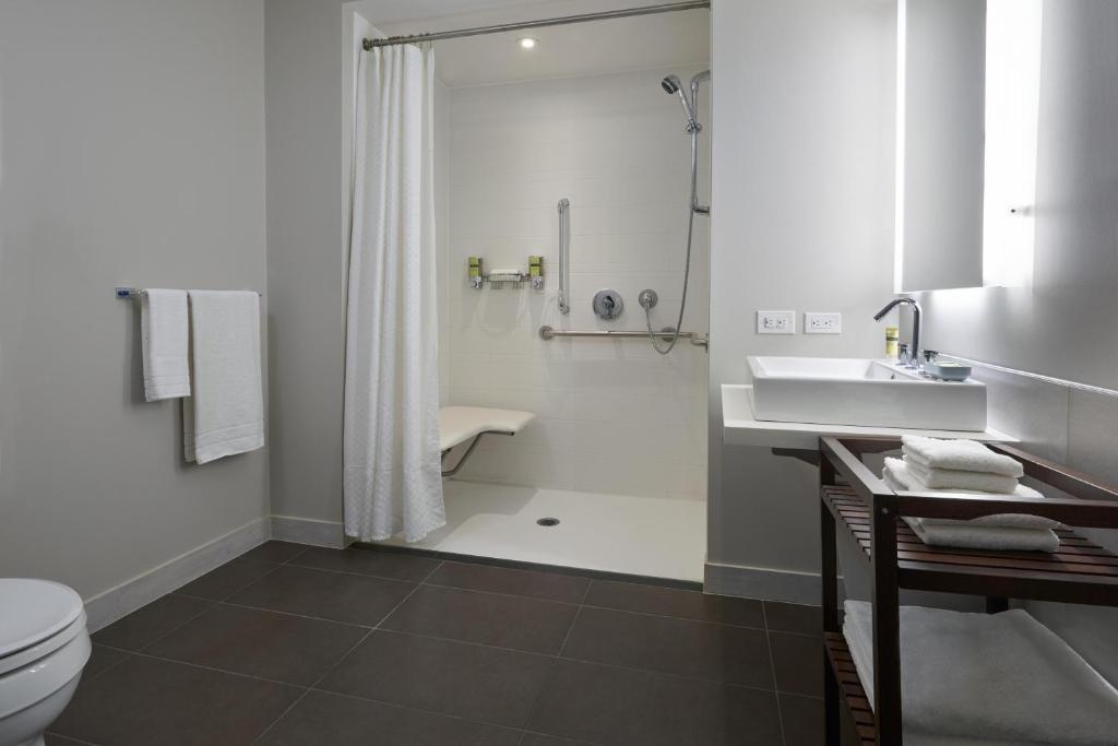 ein Badezimmer mit Dusche, Waschbecken und Toilette in der Unterkunft Element Vaughan Southwest in Vaughan