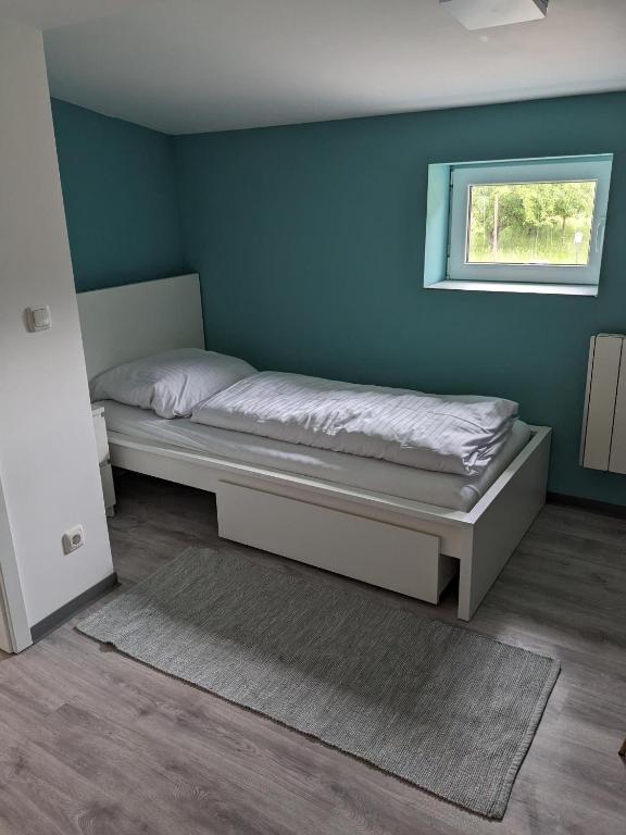 a bedroom with a bed and a window at Bauleiter Apartment Büttel in Sankt Margarethen