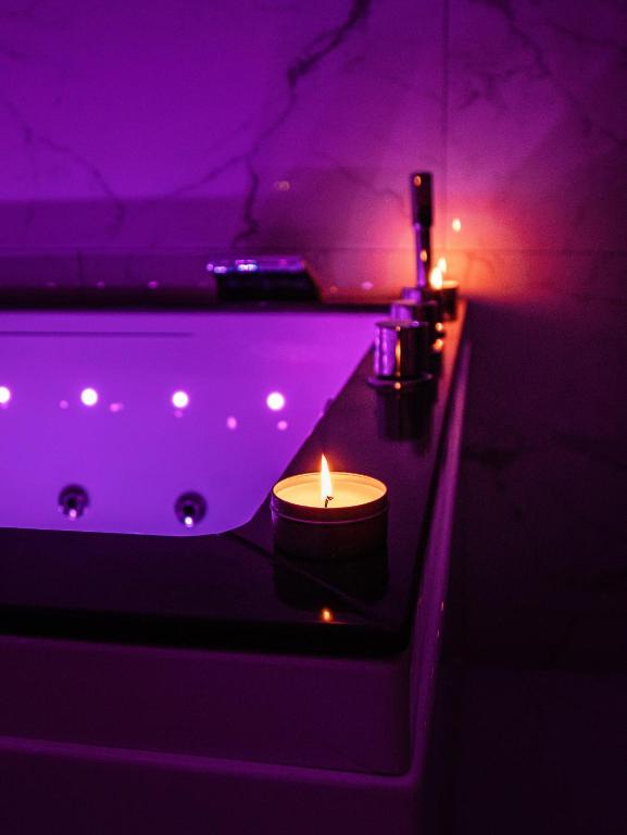 Fotografie z fotogalerie ubytování Suite KING Size SAUNA JACUZZI v destinaci Lisieux