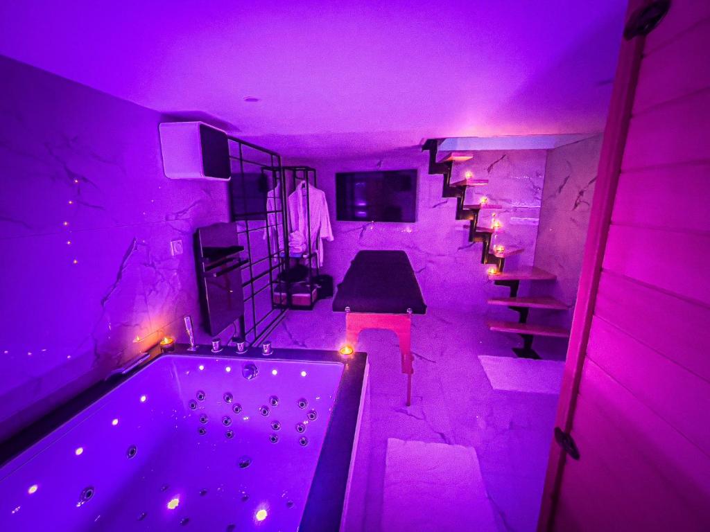 Postel nebo postele na pokoji v ubytování Suite KING Size SAUNA JACUZZI