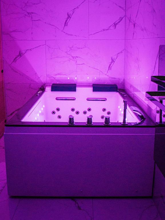 Fotografie z fotogalerie ubytování Suite KING Size SAUNA JACUZZI v destinaci Lisieux