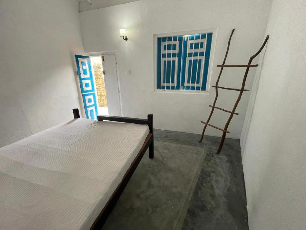 Postel nebo postele na pokoji v ubytování Chilli Croc CoLiving Hiriketiya