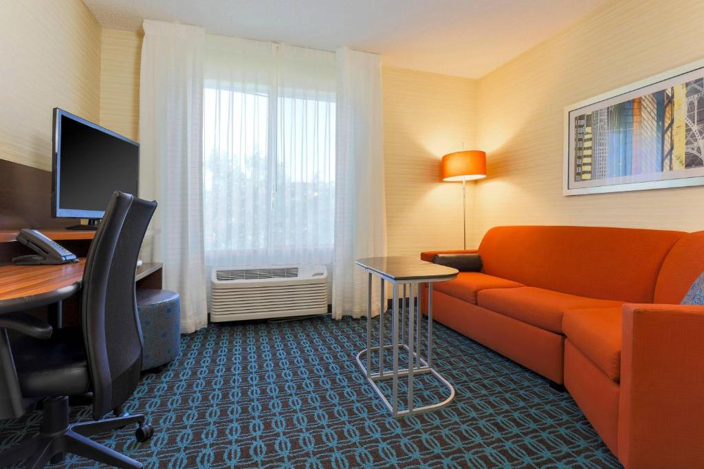 TV a/nebo společenská místnost v ubytování Fairfield Inn & Suites by Marriott Yuma