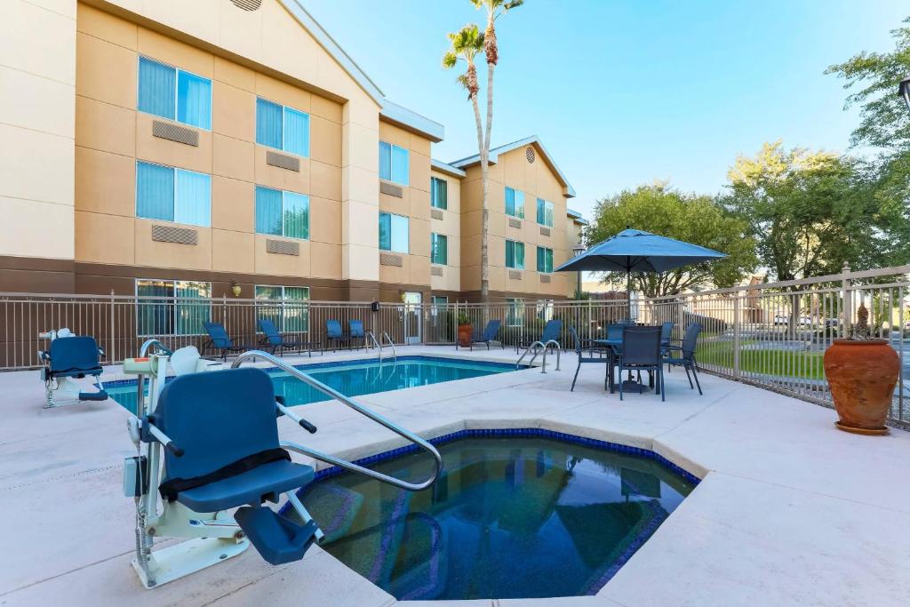 Bazén v ubytování Fairfield Inn & Suites by Marriott Yuma nebo v jeho okolí