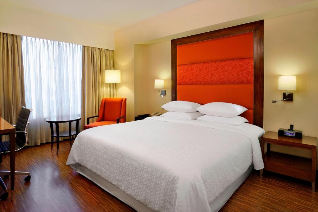 Postel nebo postele na pokoji v ubytování Four Points by Sheraton Ahmedabad