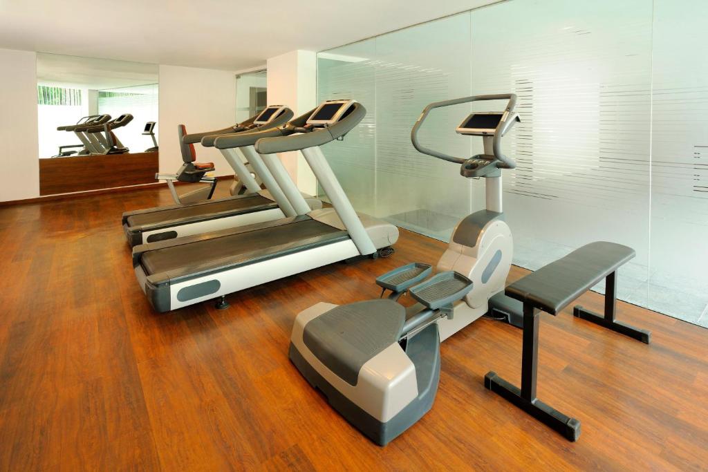Fitness centrum a/nebo fitness zařízení v ubytování Four Points by Sheraton Ahmedabad