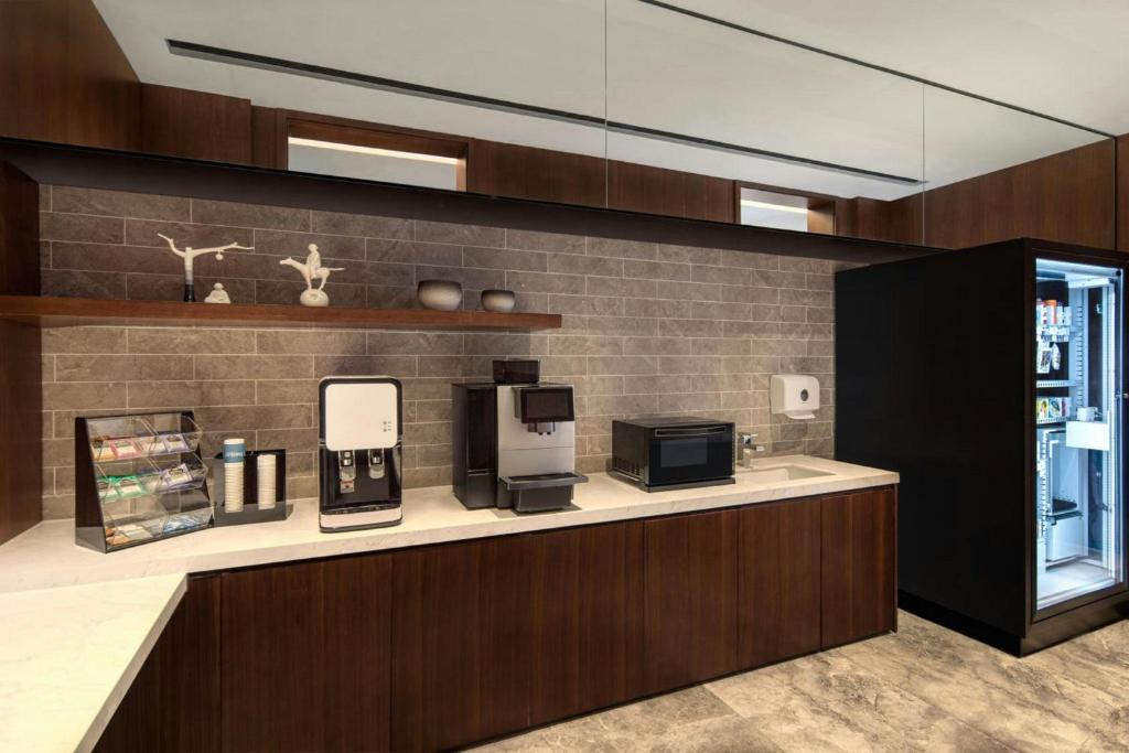 Kuchyň nebo kuchyňský kout v ubytování Fairfield by Marriott Shanghai Hongqiao NECC