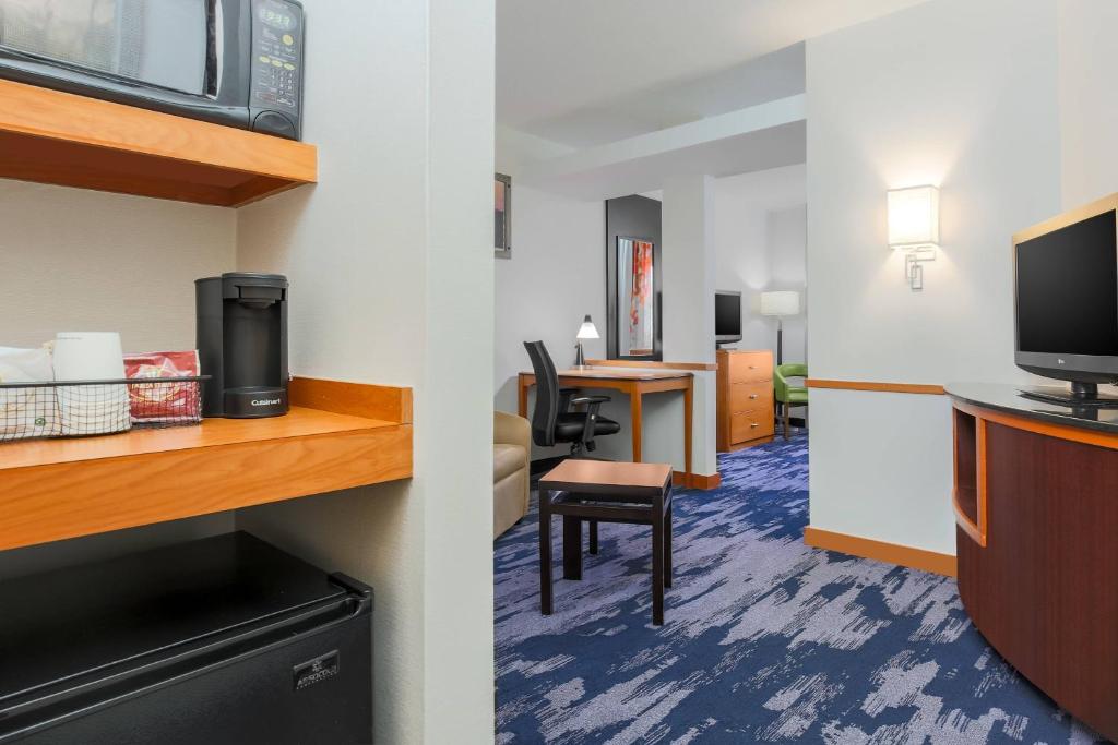 TV a/nebo společenská místnost v ubytování Fairfield Inn & Suites by Marriott Mahwah