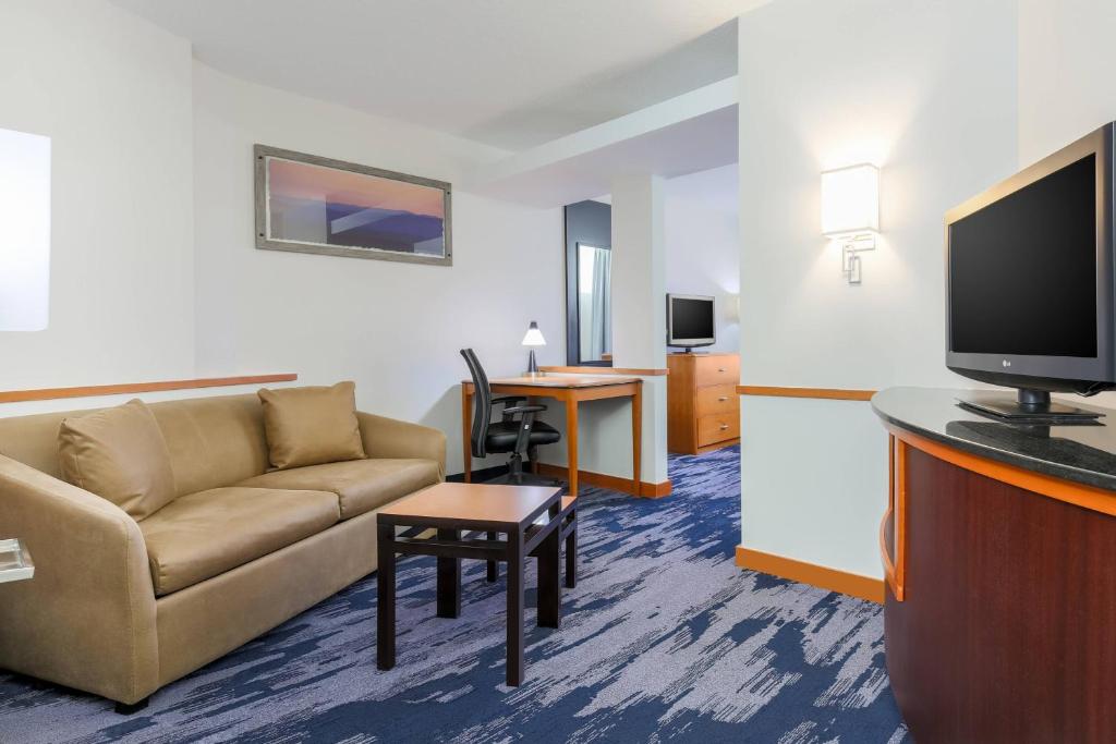 TV a/nebo společenská místnost v ubytování Fairfield Inn & Suites by Marriott Mahwah